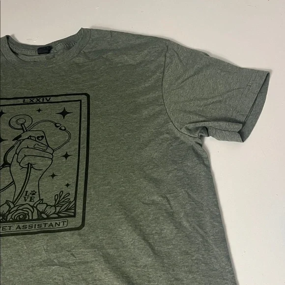 Gildan Large Green Short Sleeve Graphic The Vet Assistant Tarot Card T Short - Picture 2 of 5